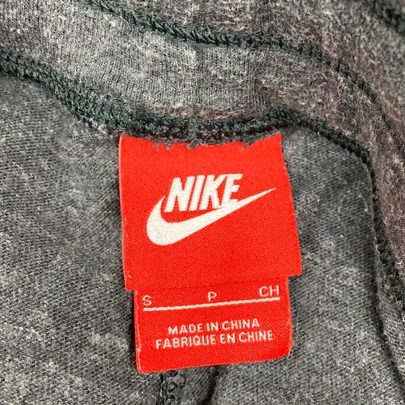 Bundle girls Nike Sz small, 1 capri and 2 pairs of pants. - Picture 10 of 11